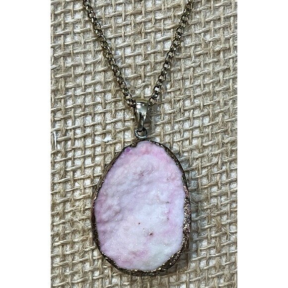 Vtg Pink Druzy Agate Pendant Gold Tone Trim 31in ~ 35in Boho Hippie Gypsy - Picture 2 of 8